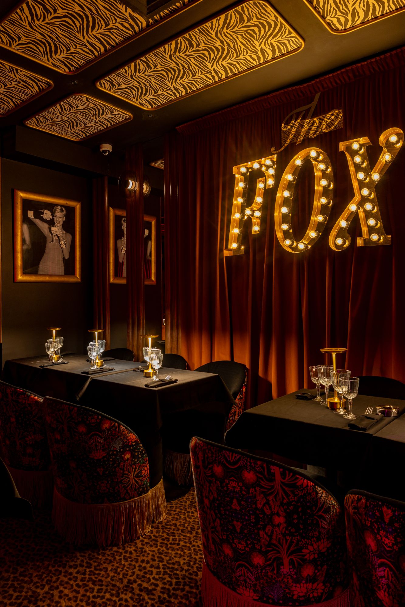 La salle sous l'enseigne lumineuse The Fox
