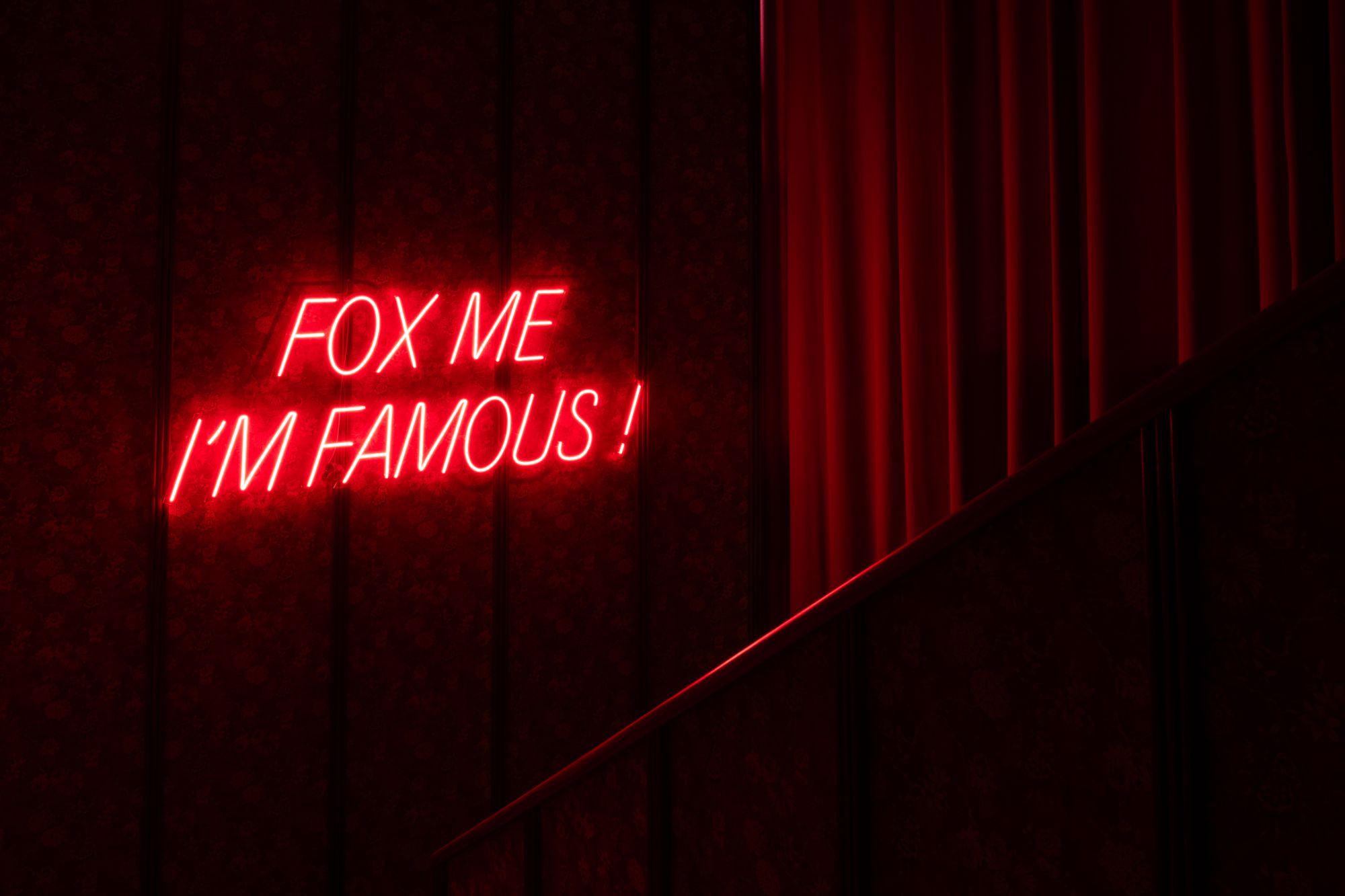 Néon rouge dans l'escalier